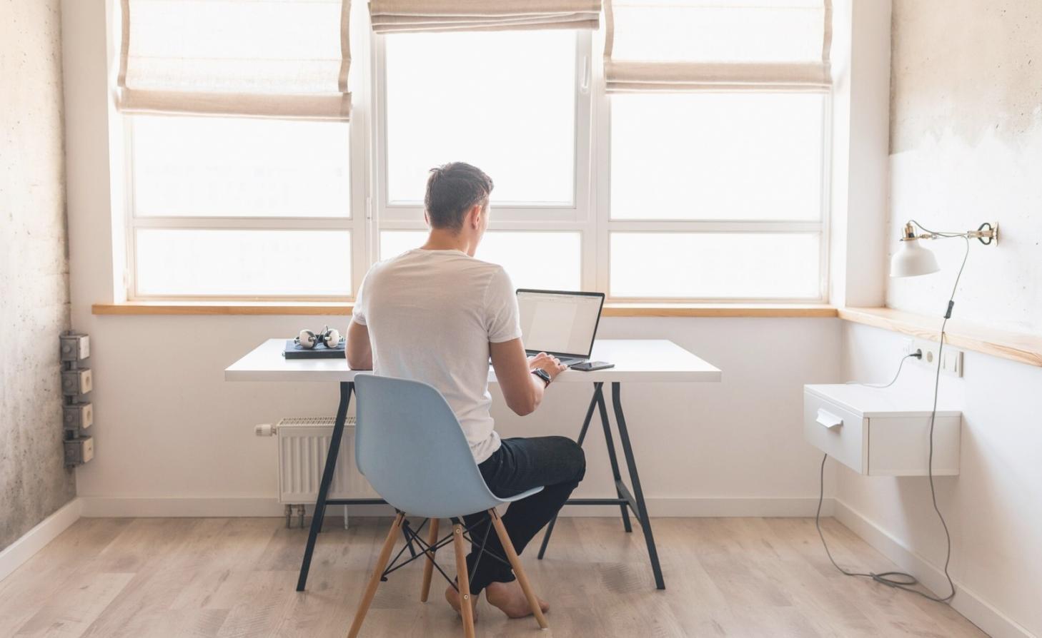 Finanzberatung und Budgetanalyse in modernem Büro