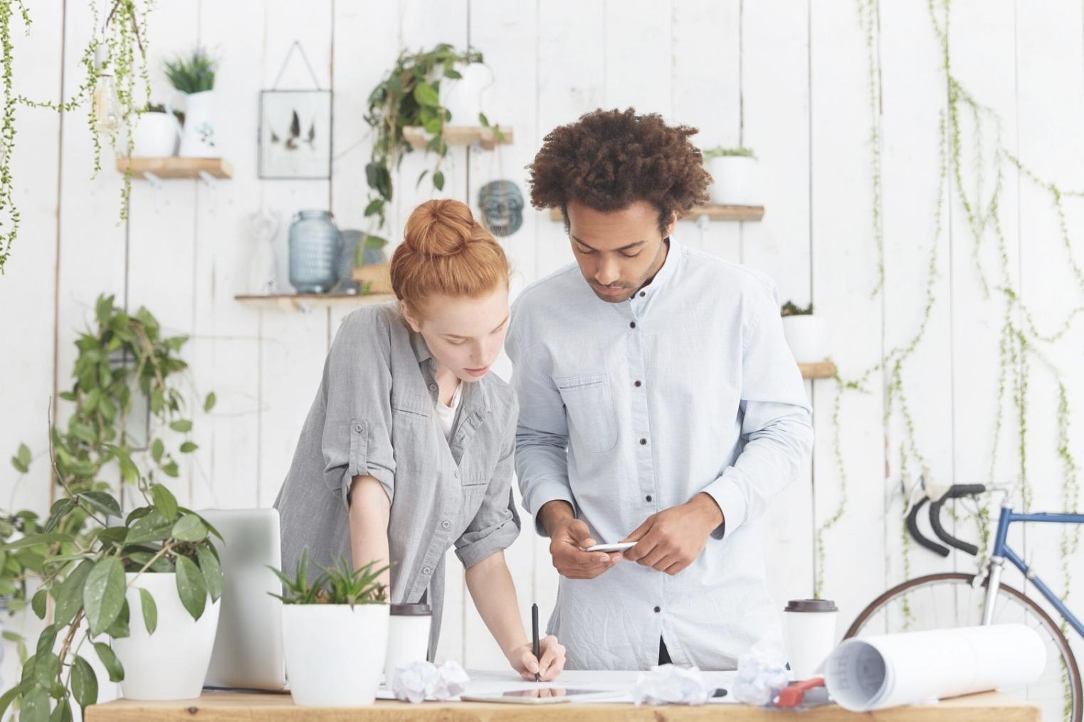Arbeitsplatz mit Finanzunterlagen und Laptop für Budgetplanung